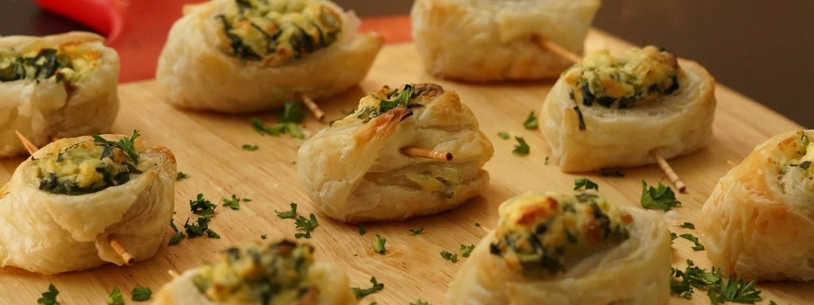 Feta and Spinach Pinwheels: Flaky, Cheesy, and Irresistible – The Perfect Savory Snack!