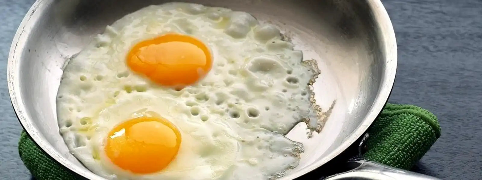 What is the best way to fry an egg in a stainless steel pan?