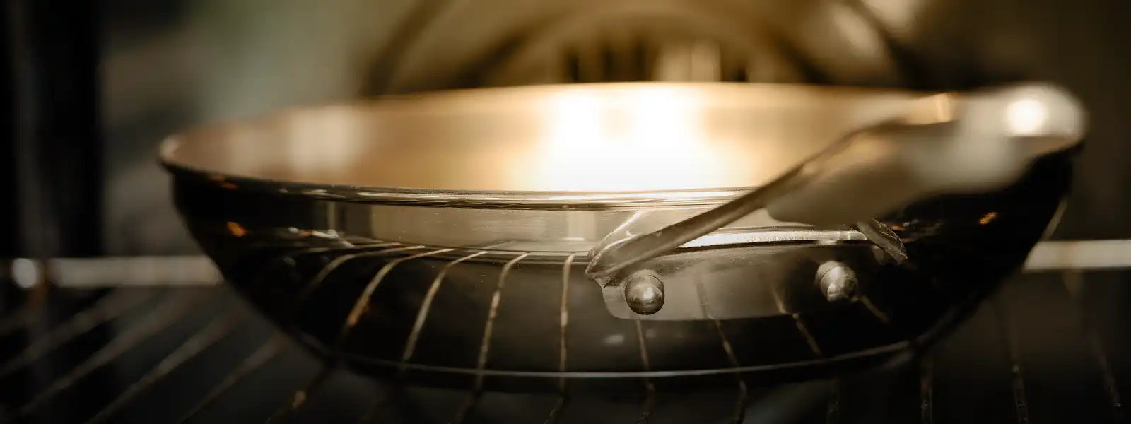 Can I use stainless steel cookware in an electric oven