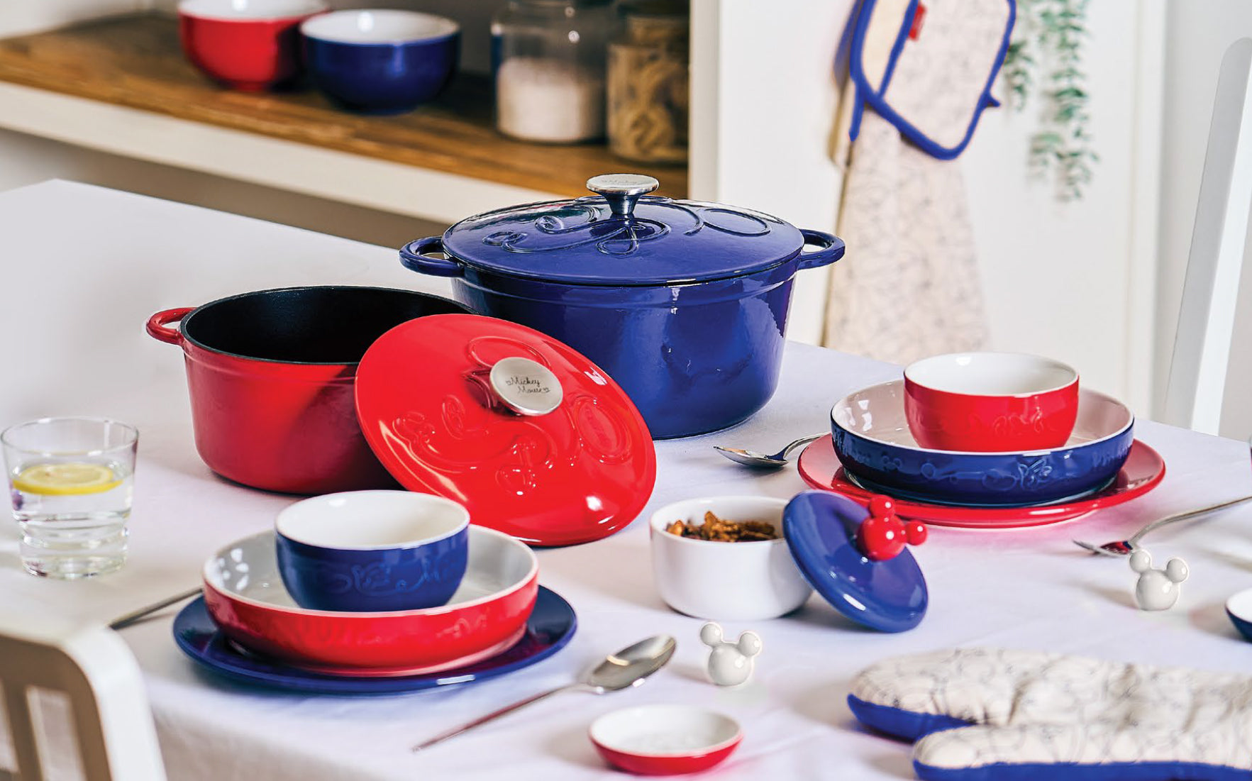 Meyer Disney Bon Voyage Enameled Cast Iron Casserole with Lid, 25cm,