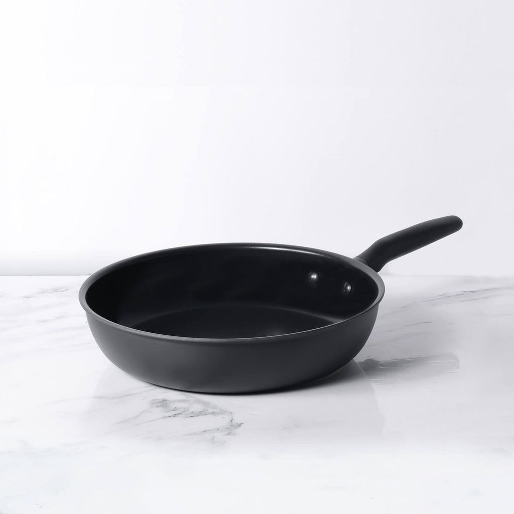 Meyer Accent Series Hard Anodized Nonstick Frying Pan/Skillet, 26cm, Matte Black